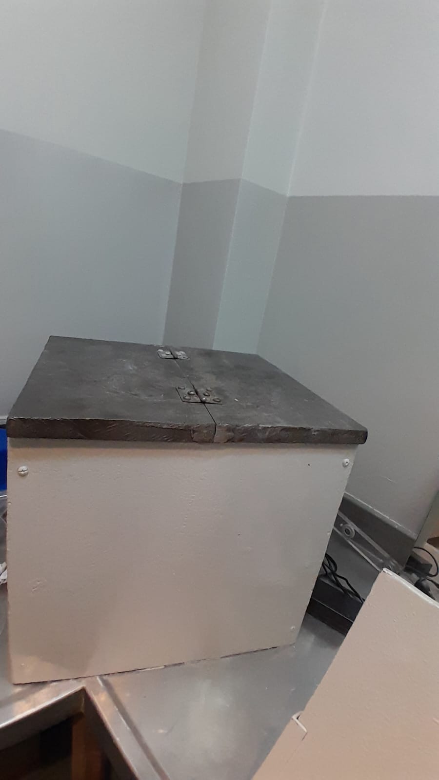 Caja de plomo — exterior